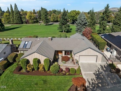 Luxury golf course frontage property! Fully renovated 4-bedroom - photo 32