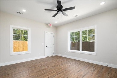 Prime Commercial Office Building Opportunity - 1542 SqFt