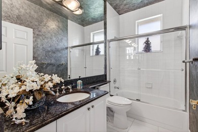 Beautifully updated 3-bedroom, 2-bath residence offering 1,787 - photo 17