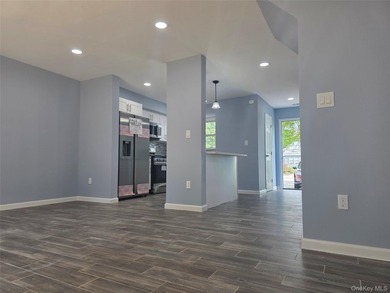 Newly renovated townhouse - bright, modern living in a great - photo 11