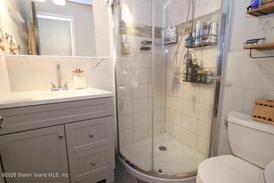 Welcome to 160 Kenilworth Ave. This end unit townhouse is - photo 15