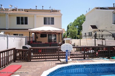 Welcome to 160 Kenilworth Ave. This end unit townhouse is - photo 21