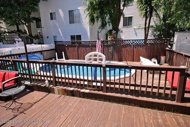 Welcome to 160 Kenilworth Ave. This end unit townhouse is - photo 23