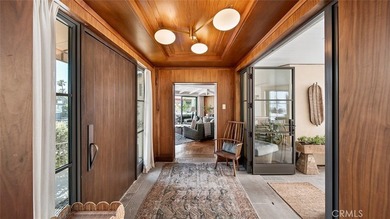 Just a stone's throw from the beach, 27 Emerald Bay offers a - photo 26