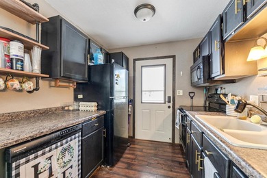 Still renting?? Now you can own!! This cozy 2 bedroom, 1 - photo 4