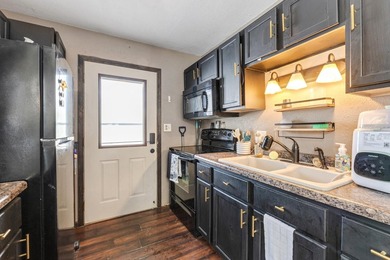 Still renting?? Now you can own!! This cozy 2 bedroom, 1 - photo 6