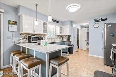 Beautifully maintained ranch-style home offering 3 bedrooms, 2 - photo 11
