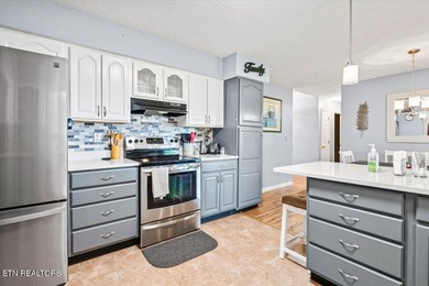 Beautifully maintained ranch-style home offering 3 bedrooms, 2 - photo 13