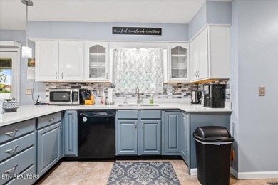 Beautifully maintained ranch-style home offering 3 bedrooms, 2 - photo 14
