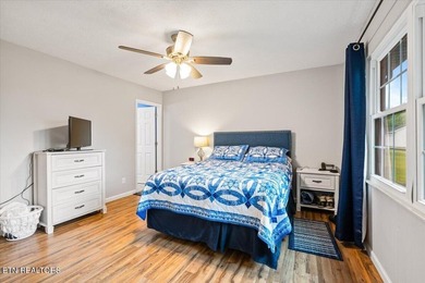 Beautifully maintained ranch-style home offering 3 bedrooms, 2 - photo 18