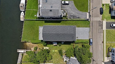 Experience waterfront luxury in this exceptional canal-front - photo 22