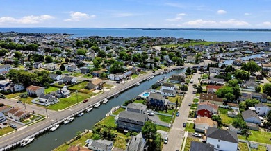 Experience waterfront luxury in this exceptional canal-front - photo 24