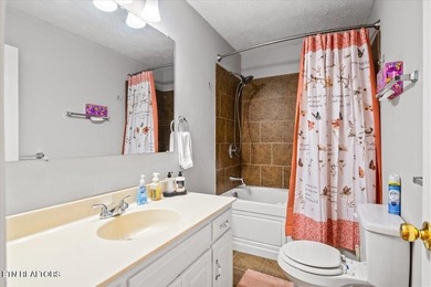 Beautifully maintained ranch-style home offering 3 bedrooms, 2 - photo 25