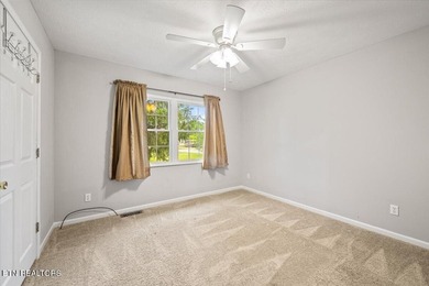 Beautifully maintained ranch-style home offering 3 bedrooms, 2 - photo 26