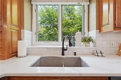 LUXURY LIVING WITH BREATHTAKING VIEWS IN CEDAR CREEK! Stunning - photo 27