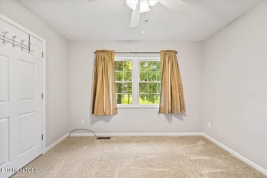 Beautifully maintained ranch-style home offering 3 bedrooms, 2 - photo 27