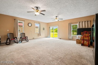 Beautifully maintained ranch-style home offering 3 bedrooms, 2 - photo 28