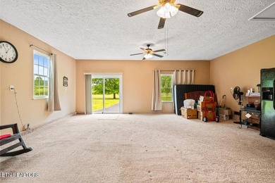 Beautifully maintained ranch-style home offering 3 bedrooms, 2 - photo 29