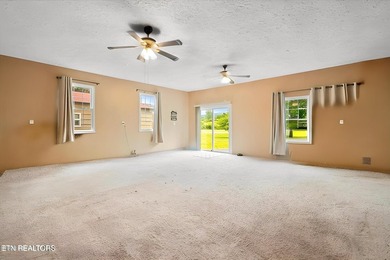 Beautifully maintained ranch-style home offering 3 bedrooms, 2 - photo 31