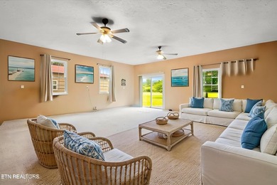 Beautifully maintained ranch-style home offering 3 bedrooms, 2 - photo 32