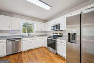 Spacious 5BR/2.5BA home offering 3,349 sq ft in a quiet - photo 4