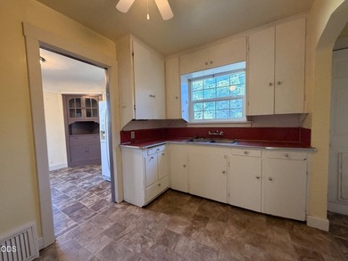 Charming Craftsman-style full of character in a fantastic - photo 8