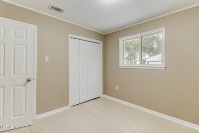 Welcome home! Charming and move-in ready! In a great location - photo 13