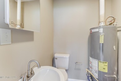 Welcome home! Charming and move-in ready! In a great location - photo 17
