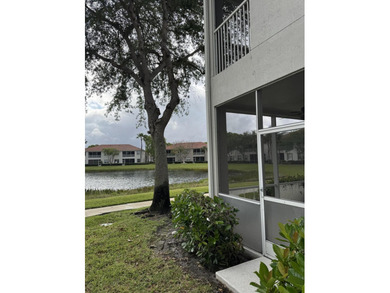 Welcome to easy, low-maintenance living in this beautifully - photo 2