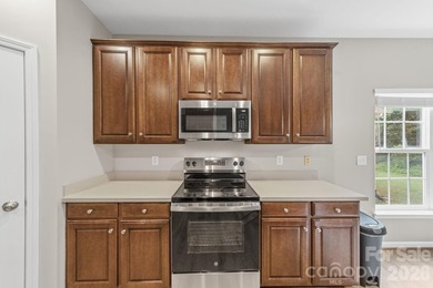Welcome home to this stunning Hunter Oaks retreat featuring a - photo 14