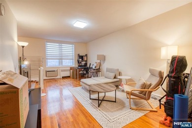 Commuter's delight!...Bright and spacious one bedroom unit in - photo 1