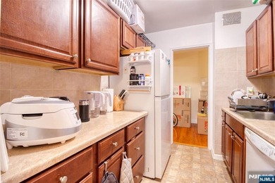 Commuter's delight!...Bright and spacious one bedroom unit in - photo 3