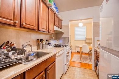 Commuter's delight!...Bright and spacious one bedroom unit in - photo 4