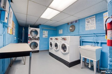 Commuter's delight!...Bright and spacious one bedroom unit in - photo 8