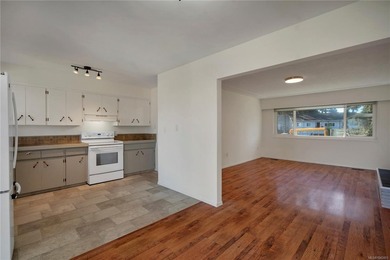 Family home, centrally located on a beautiful 0.25-acre lot just - photo 11