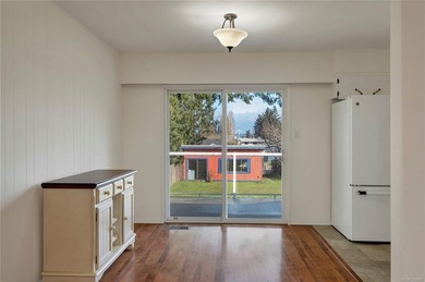 Family home, centrally located on a beautiful 0.25-acre lot just - photo 12