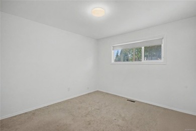 Family home, centrally located on a beautiful 0.25-acre lot just - photo 14