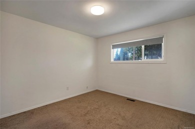 Family home, centrally located on a beautiful 0.25-acre lot just - photo 15