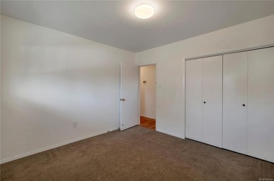 Family home, centrally located on a beautiful 0.25-acre lot just - photo 17