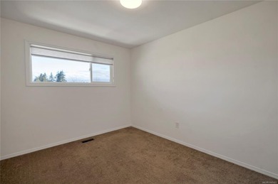 Family home, centrally located on a beautiful 0.25-acre lot just - photo 21