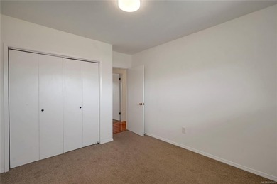 Family home, centrally located on a beautiful 0.25-acre lot just - photo 23