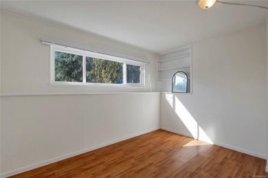 Family home, centrally located on a beautiful 0.25-acre lot just - photo 29