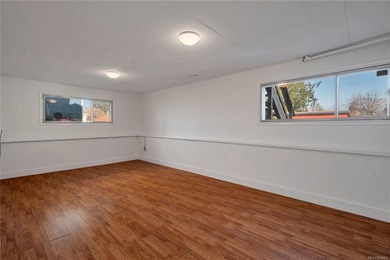 Family home, centrally located on a beautiful 0.25-acre lot just - photo 32
