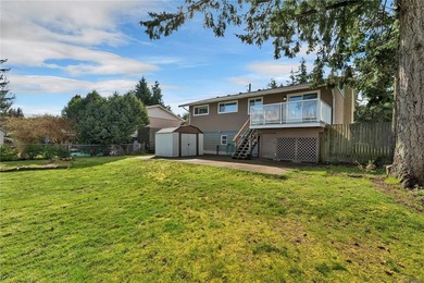 Family home, centrally located on a beautiful 0.25-acre lot just - photo 38