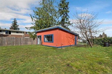 Family home, centrally located on a beautiful 0.25-acre lot just - photo 39