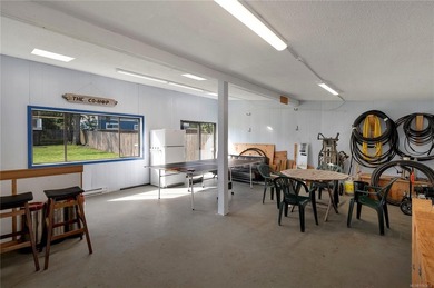Family home, centrally located on a beautiful 0.25-acre lot just - photo 40