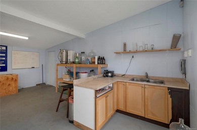 Family home, centrally located on a beautiful 0.25-acre lot just - photo 41