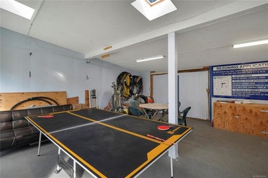 Family home, centrally located on a beautiful 0.25-acre lot just - photo 42