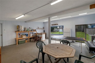 Family home, centrally located on a beautiful 0.25-acre lot just - photo 43