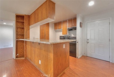 Beautiful 3-bedroom, 2-bath condo featuring an open floor plan - photo 4
